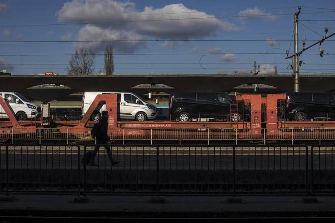 Ena najstarejših oblik mehaniziranega tovornega transporta ostajajo železnice, ki so z vidika porabe goriva približno štirikrat bolj učinkovite kakor tovornjaki. FOTO: Voranc Vogel/Delo