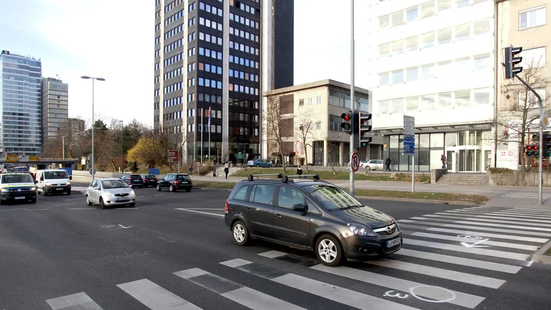 Fotografija: Prehod za pešce, kjer je pijani voznik ponoči zbil dva moška. FOTO: Roman Šipić/Delo