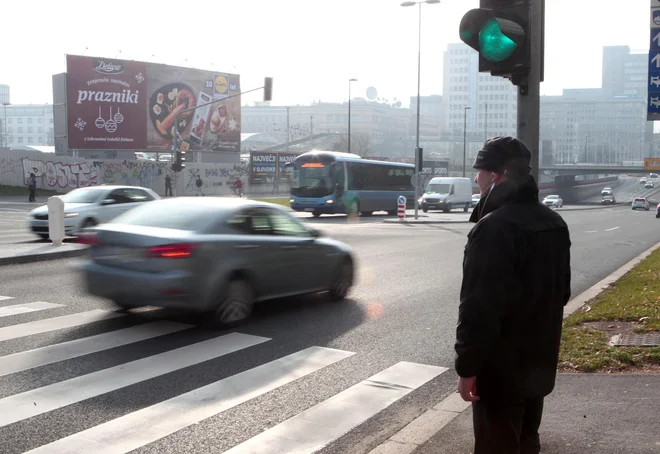 Zelena luč na semaforju še ne jamči za našo varnost. FOTO: Dejan Javornik