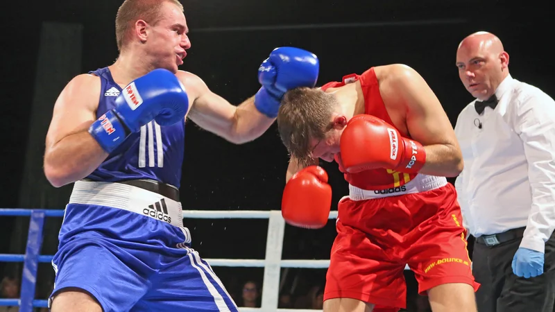 Fotografija: Aljaž Venko (levo) je uspešno prestal ognjeni krst v poklicnem ringu. FOTO: Tadej Regent
