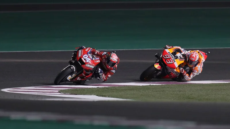 Fotografija: Andrea Dovizioso (levo) in Marc Marquez sta se znova borila do zadnjega metra VN Katarja. FOTO: Reuters