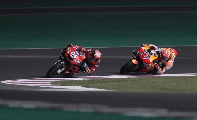 Andrea Dovizioso (levo) in Marc Marquez sta se znova borila do zadnjega metra VN Katarja. FOTO: Reuters