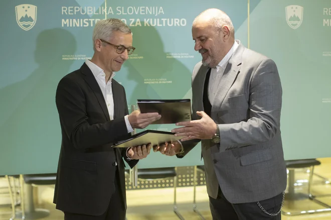 Primopredaja na ministrstvu za kulturo. Na fotografiji Jernej Pikalo in novi minister Zoran Poznič. FOTO: Voranc Vogel/Delo