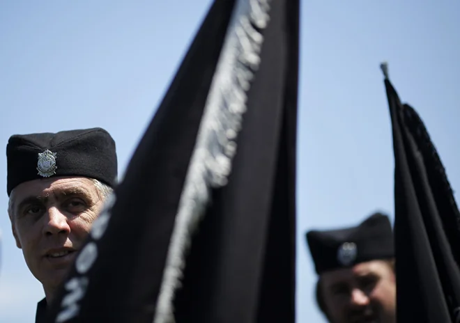 V Višegradu je ta konec tedna vse spominjalo na devetdeseta, od zastav z mrtvaškimi glavami do uniform s četniškimi oznakami. FOTO: Reuters
