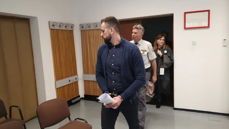 Fotografija: Jelen, ki je imel pripravljen pisni zagovor, na posamezna vprašanja včeraj na sodišču ni želel odgovarjati. FOTO: M. M.