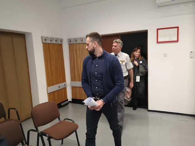 Jelen, ki je imel pripravljen pisni zagovor, na posamezna vprašanja včeraj na sodišču ni želel odgovarjati. FOTO: M. M.