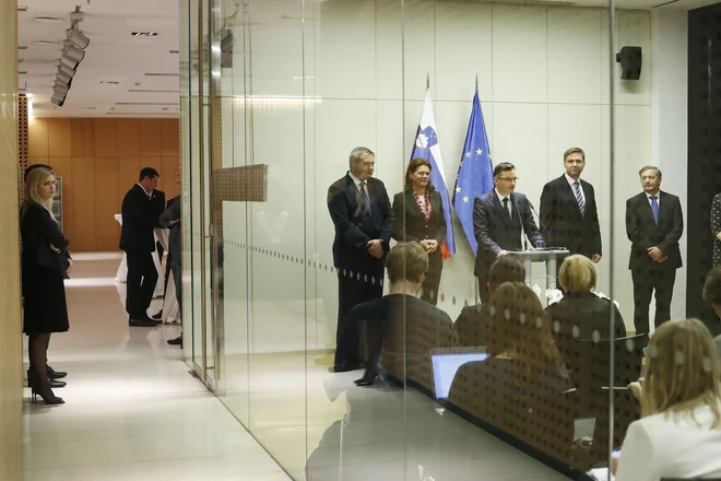 Trinajsta vlada doslej ni imela preveč sreče s svojimi ministri, a kot je videti, ji težav s kadri ljudstvo ne zameri preveč. FOTO: Leon Vidic/Delo