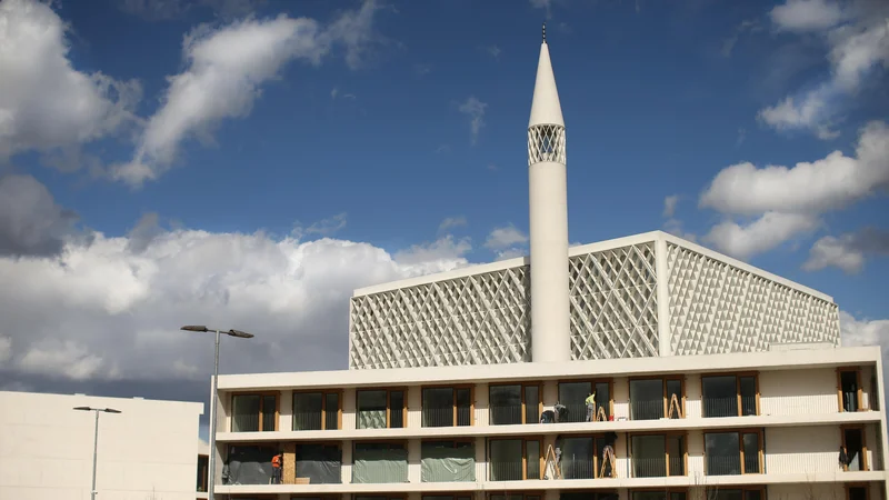 Fotografija: Gradnja Islamskega verskega in kulturnega centra v Ljubljani gre h koncu, saj delavci opravljajo zaključna dela. FOTO: Jure Eržen