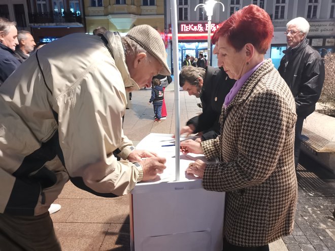 Na protestu zbirali tudi podpise za Sporazum z ljudstvom«. Po podatkih organizatorjev ga je do prejšnje sobote podpisalo 150.000 ljudi. FOTO: Milena Zupanič/Delo