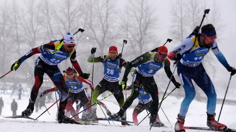 Fotografija: Jakov Fak (številka 26) se je zelo premišljeno lotil teka v skupini na zadnji tekmi svetovnega prvenstva.
FOTO AFP