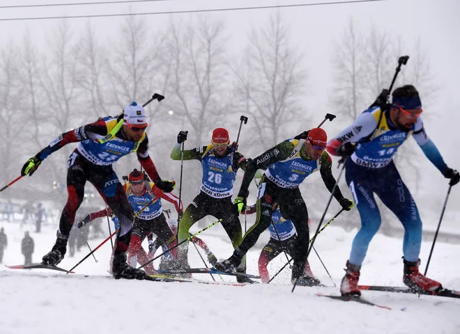 Jakov Fak (številka 26) se je zelo premišljeno lotil teka v skupini na zadnji tekmi svetovnega prvenstva.<br />
FOTO AFP
