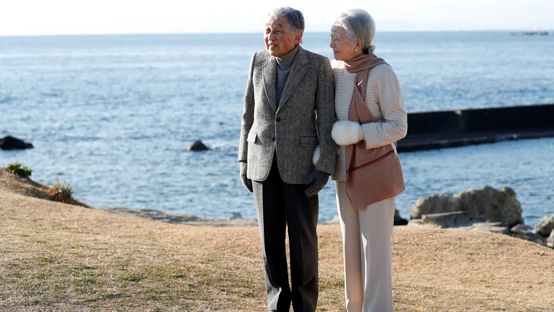 Fotografija: Petinosemdesetletni Akihito, ob njem cesarica Mičiko: cesar je že leta 2016 svojemu narodu sporočil, da ni več sposoben izpolnjevati cesarskih dolžnosti. Foto: Reuters