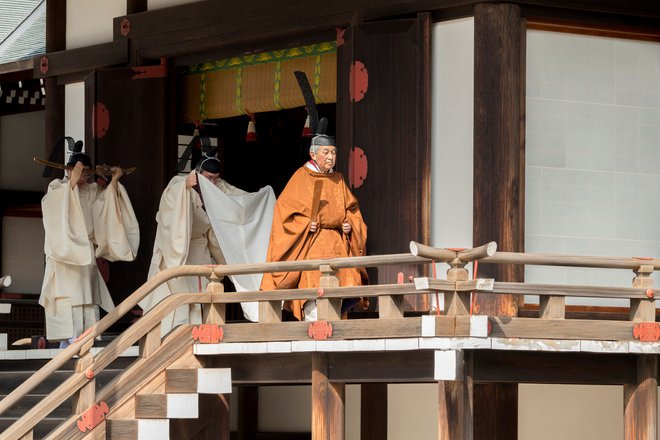 Ko je cesar Akihito, odet v tradicionalna cesarska oblačila, prejšnji torek vstopil v tempelj Kašikodokoro, je bilo to prvo dejanje zapletenega obreda, ki bo potekal pred njegovo abdikacijo. Foto: Reuters