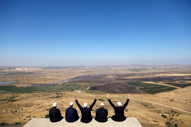 Izraelci opazujejo sirsko stran Golanske planote. FOTO: Ronen Zvulun/Reuters