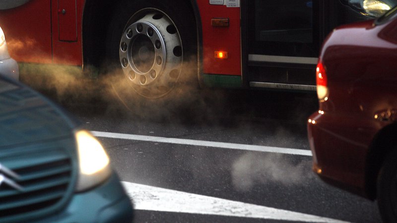 Fotografija: Cestni prevoz ustvarja največji delež izpustov toplogrednih plinov. FOTO: Mavric Pivk/Delo