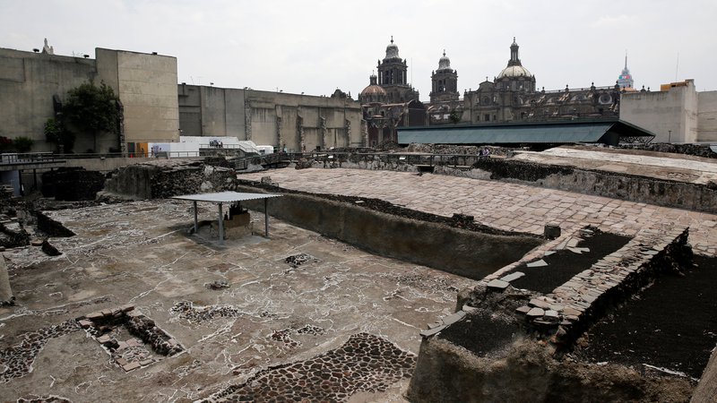 Fotografija: Azteški tempelj, danes znan z imenom Templo Mayor, je bil nekoč piramida višine 15 nadstropij, a so ga Španci tako kot druge objekte nekdanje azteške prestolnice Tenochtitlan po osvojitvi leta 1521 uničili. Pred tem so Azteki verovali, da je bil središče vesolja. FOTO: Reuters
