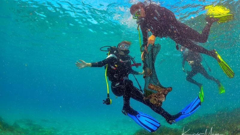 Morja in oceani so polna odpadkov, med katerimi prevladuje plastika. Foto: Karlo Macas