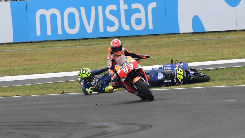 Fotografija: Tako je bilo lani: Valentino Rossi je obležal na asfaltu in požugal Marcu Marquezu. FOTO: Motogp.com