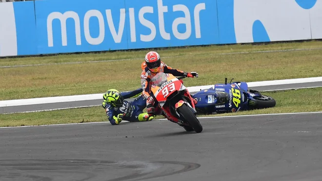 Tako je bilo lani: Valentino Rossi je obležal na asfaltu in požugal Marcu Marquezu. FOTO: Motogp.com