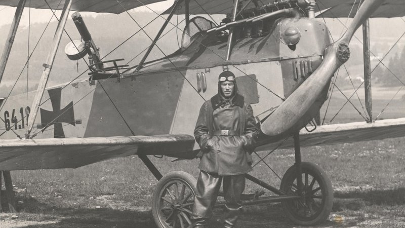 Fotografija: Hans Ramor s svojim letalom na soški fronti, v Ajševici Fotografije osebni arhiv