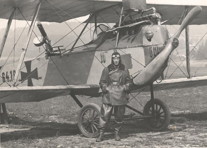 Hans Ramor s svojim letalom na soški fronti, v Ajševici Fotografije osebni arhiv