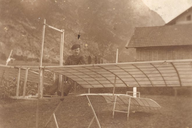 Ramor s svojim prvim letalom, pred letom 1912. Arhiv Waltraud Marti, Ramorjeve Hčerke