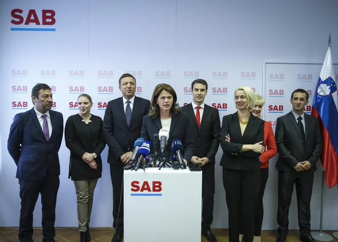 Alenka Bratušek pravi, da je vesela in ponosna, da bo nosilka liste SAB ženska, na katero smo lahko izjemno ponosni. &raquo;Je oseba, ki je ob izvolitvi v avstrijski državni zbor prisegla v slovenščini.&laquo; FOTO: Jože Suhadolnik/Delo