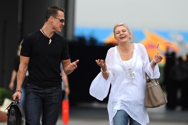 Michael Schumacher in žena Corinna (fotografije iz leta 2010) sta bila pred dirkačevo nesrečo eden od najprepoznavnejših parov. FOTO: Reuters