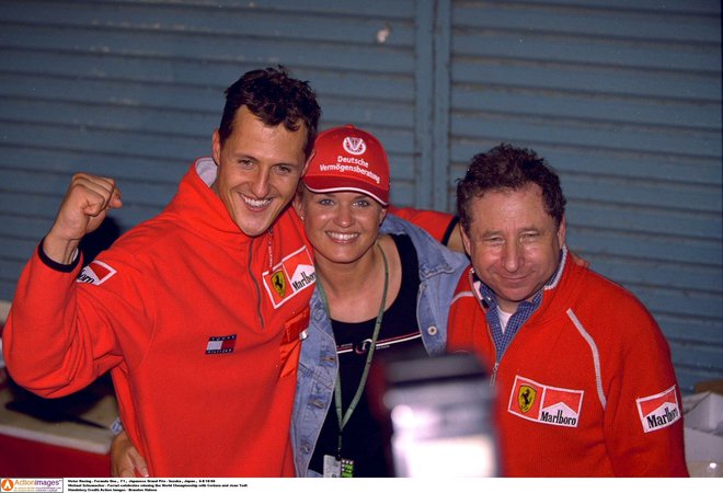 Michael in Corinna Schumacher sta se leta 2000 takole veselila z Jeanom Todtom, tedaj šefom Ferrarija in zdaj predsednikom Mednarodne avtomobilistične zveze (FIA). FOTO: Reuters