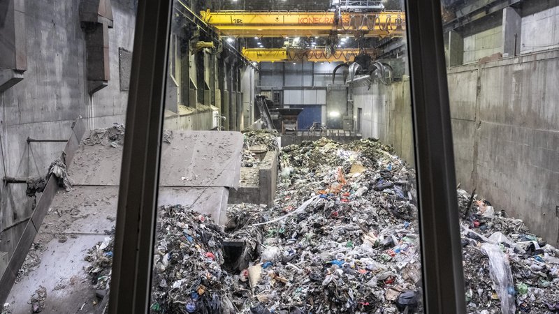 Fotografija: V sežigalnici odpadkov na leto ustvarijo 400.000 ton CO2, ki bi ga lahko v celoti zajeli in shranili pod morskim dnom. FOTO: Matjaž Krivic