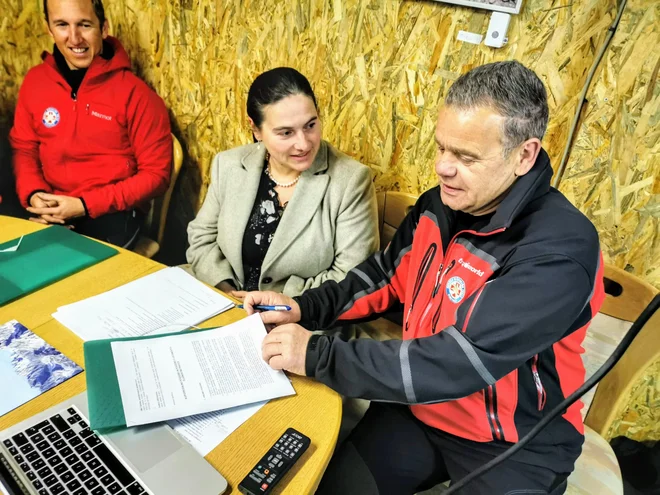 Načelnik GRS Kamnik Srečo Podbevšek pri podpisu pogodbe, s katero so postali lastniki stavbe in zemljišča, kjer si bodo zdaj uredili prostore. FOTO: Osebni arhiv