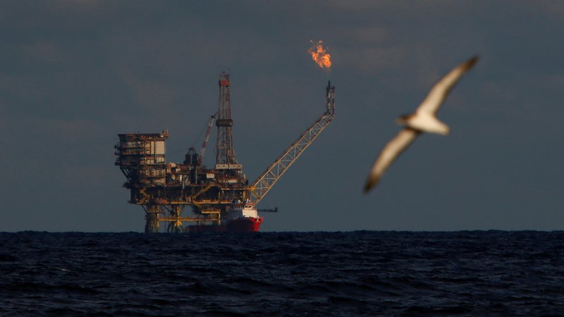 Fotografija: A seagull flies in front of an oil platform in the  Bouri Oilfield some 70 nautical miles north of the coast of Libya, October 5, 2017.   REUTERS/Darrin Zammit Lupi - RC1249351C40