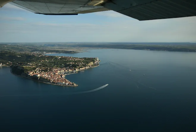 Že ob izbruhu prisluškovalne afere so se pojavile ocene, da sta se Slovenca, ki sta se pogovarjala o razdelitvi Piranskega zaliva, ujela v hrvaške prisluškovalne mreže. FOTO: Jure Eržen/Delo