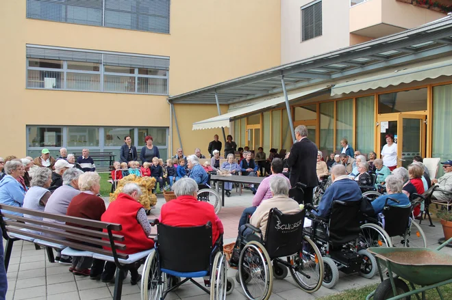 Na ministrstvu za delo pravijo, da popolnega poenotenja cen dodatnih storitev ni mogoče zahtevati, ministrstvo pa ima možnost, da od izvajalcev zahteva črtanje posamezne dodatne storitve s cenika, če ugotovi, da gre za del standardnih storitev. Foto Bakal