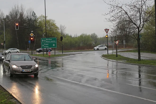 Križišče skozi katerega je vozil ugrabljeni voznik avtobusa. FOTO: Tomi Lombar/Delo