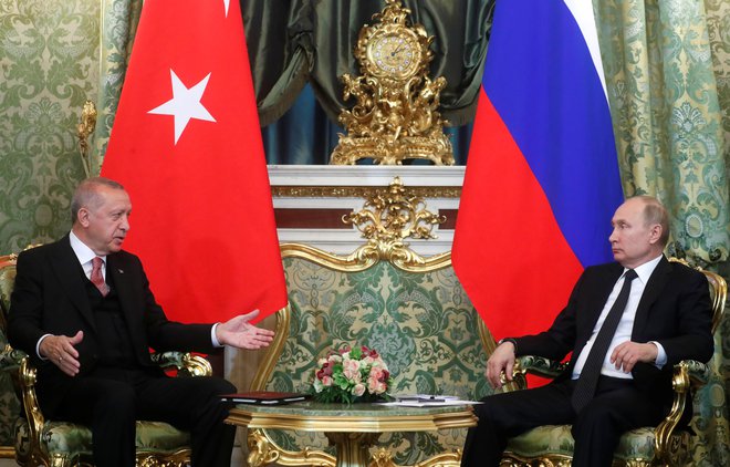 Turški predsednik Recep Tayyip Erdoğan se je danes na obisku pri ruskem kolegu Vladimirju Putinu pogovarjal tudi o podrobnostih nameščanja ruskih sistemov protizračne obrambe S-400. Foto: Reuters