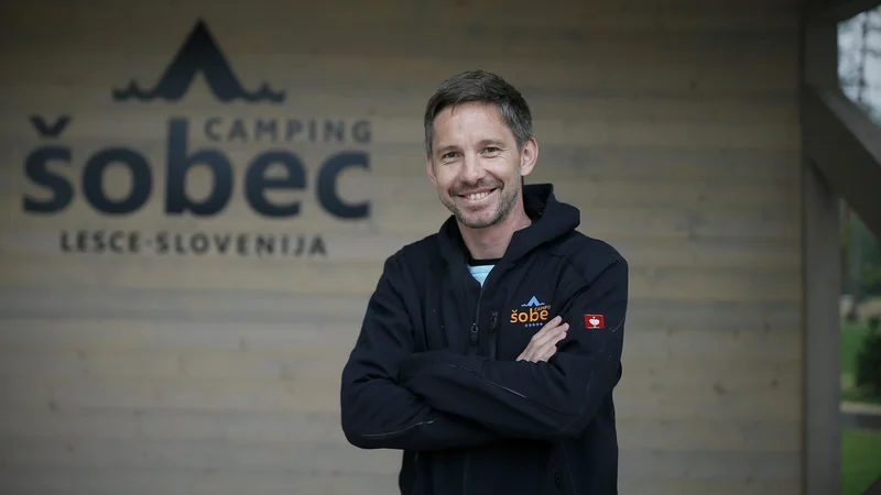 Pod novim direktorjem kampa Šobec Urošem Ambrožičem so papirje zamenjale lopate. FOTO: Blaž Samec/Delo