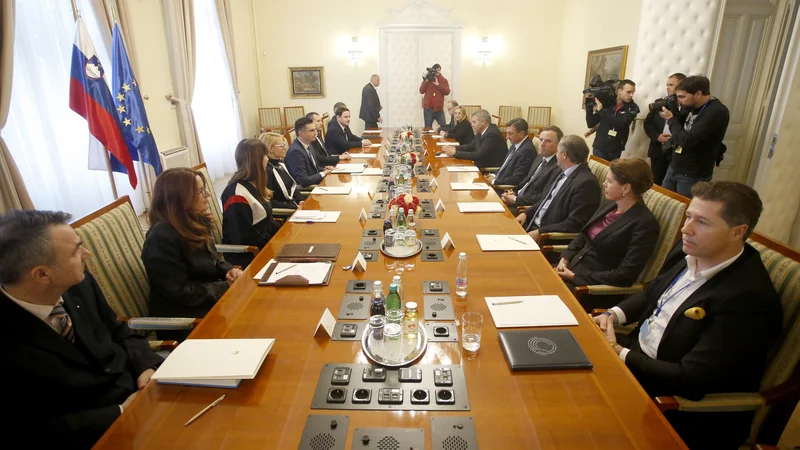 Fotografija: Današnjega zasedanja Sveta na nacionalno varnost so se med drugim udeležili tudi finančni minister Andrej Bertoncelj, ministrica za infrastrukturo Alenka Bratušek, predsednik republike Borut Pahor, direktor Sove Rajko Kozmelj in predstavnik največje opozicijske stranke SDS. FOTO: Roman Šipić