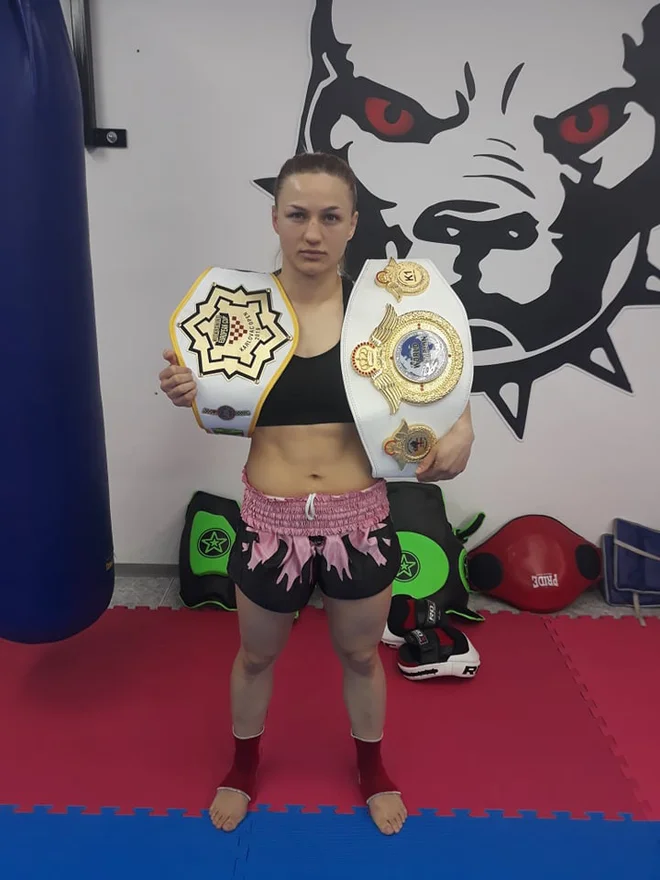 Monika Kučinič kot po tekočem traku niza zmage in osvaja pasove. FOTO: Denis Roj