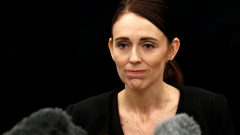 Fotografija: »Tu smo zaradi 50 ljudi, ki nimajo več glasu,« je včeraj v novozelandskem parlamentu izjavila premierka Jacinda Ardern. FOTO: Edgar Su/Reuters