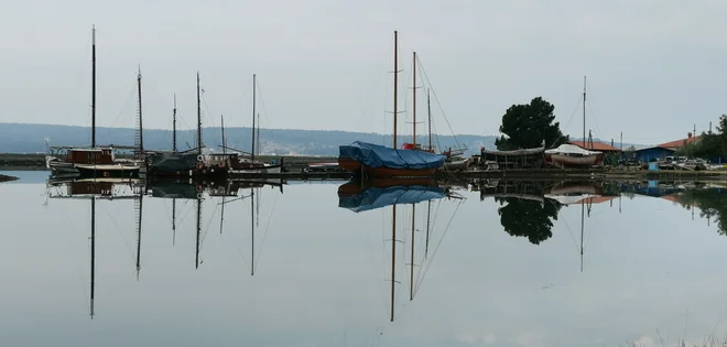 V Jernejevem kanalu naj bi že letos začeli graditi ribiško pristanišče, kakšna bo usoda drugih plovil, bo odvisno od občine.<br />
Foto Boris Šuligoj