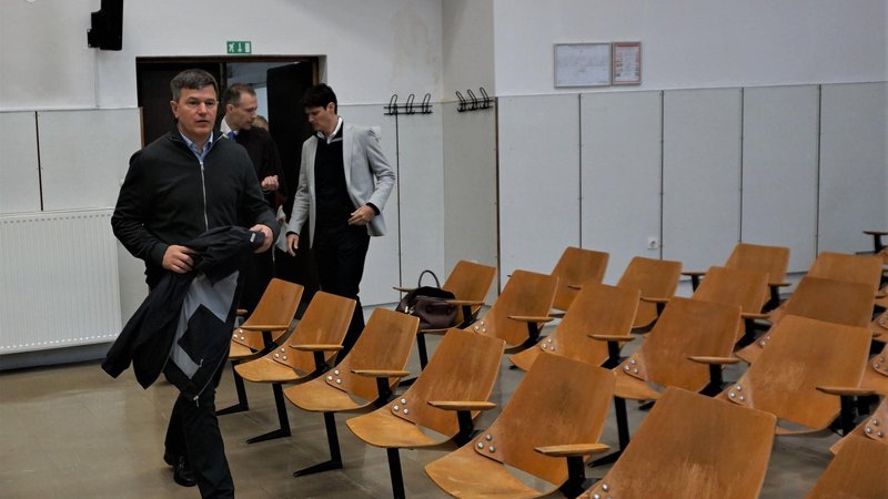 Fotografija: Obtožena Uroš Rotnik in Aleksander Hrkač (v svetlem suknjiču) prihajata na predobravnavni narok na celjskem sodišču. FOTO: Brane Piano