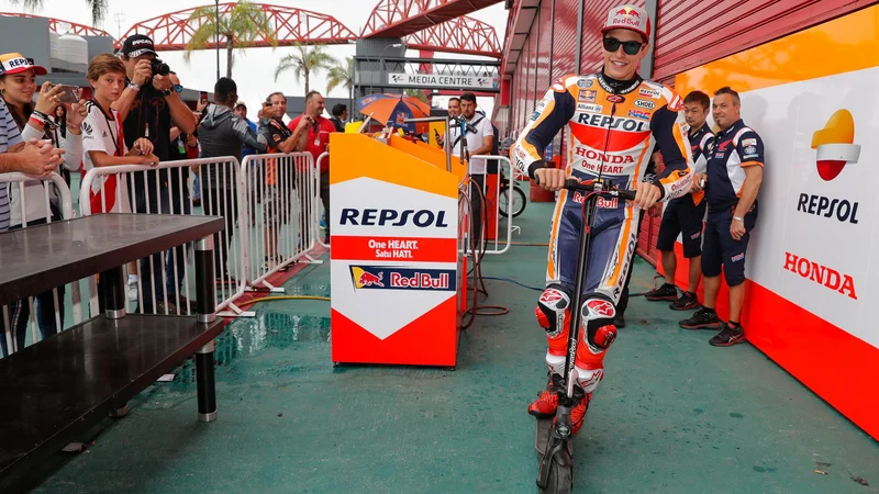 Fotografija: Marc Marquez je v ZDA vedno tako suveren, da se zabava tudi na skiroju. FOTO: Motogp.com