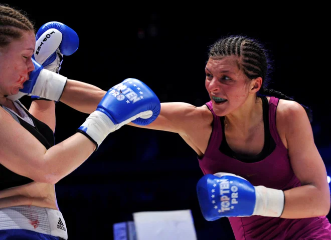 Christina Hammer (desno) je 18. februarja leta 2011 v Stožicah prisilila k vdaji Madžarko Diano Kiss. FOTO: Reuters