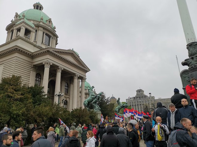 Pred beograjsko skupščino ob začetku protestov ob 15. uri. FOTO: Milena Zupanič/Delo