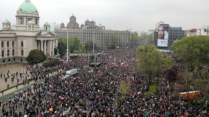 Fotografija: Protest poteka mirno, množica skandira proti predsedniku, ljudje žvižgajo in bobnajo. FOTO: Djordje Kojadinović/Reuters
