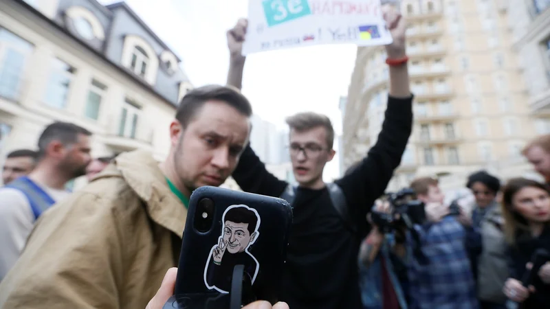 Fotografija: Kljub glasnim Porošenkovim privržencem je zagon na strani podpornikov opozicijskega kandidata. FOTO: REUTERS