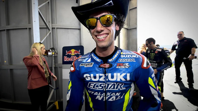 Fotografija: Alex Rins ni mogel skriti nasmeška do ušes niti pod kavbojskim klobukom. FOTO: Motogp.com