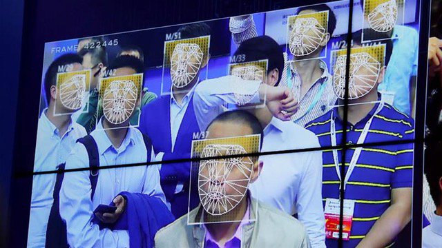 Fotografija: Policija v kitajskih mestnih središčih uporablja opremo za prepoznavanje obraza, katere program je prirejen ločevanju Ujgurov od Neujgurov. FOTO: Reuters