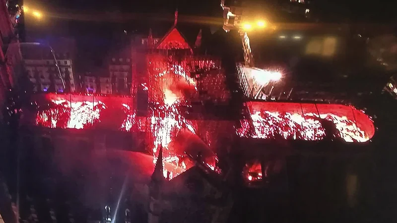 Fotografija: Pogled od zgoraj na požar, ki je uničeval stoletja zgodovine, je bil zelo zgovoren. FOTO: AFP